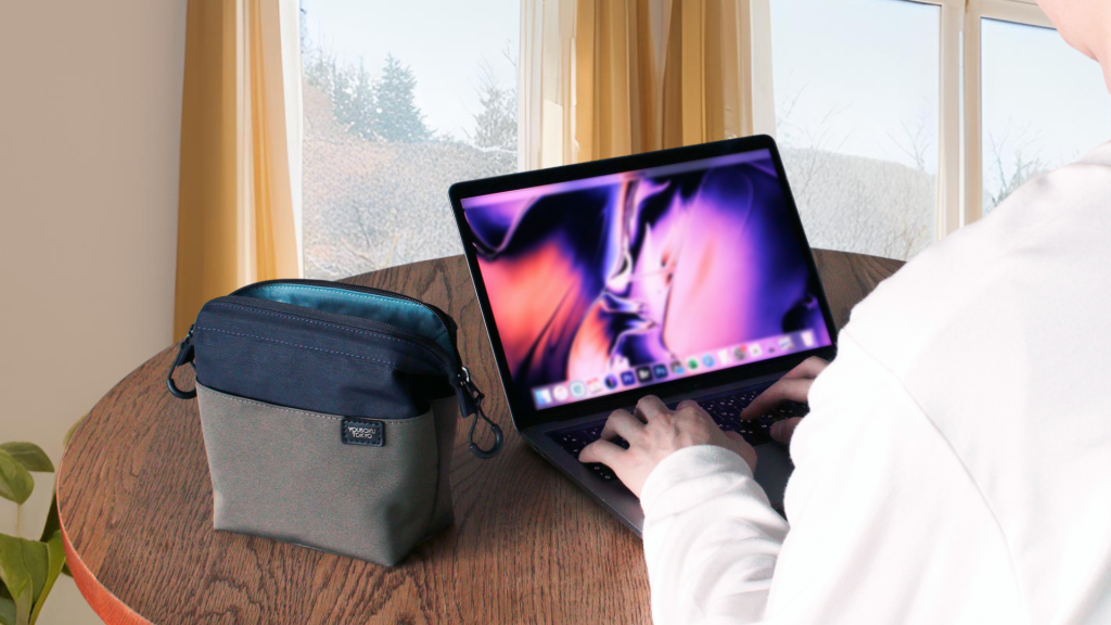 「立てて使う、という新しい選択肢。」
デスクにスマートに馴染む、ガジェットポーチ。
日本製・職人仕立ての、上質な相棒。